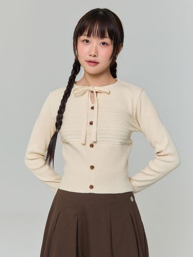 RIBBON BUTTON SILM KNIT - ADORE BELLE - Modalova