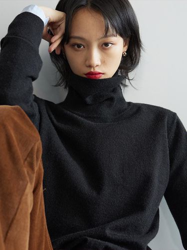 WOOL BLEND TURTLE NECK KNIT BLACK - michikolondon - Modalova