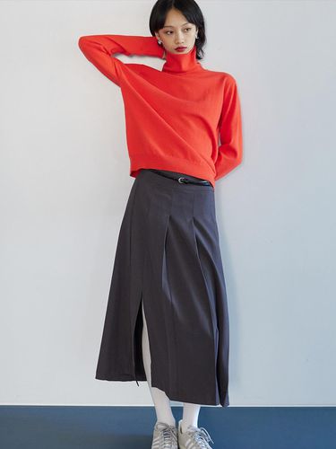 SIDE SLIT PLEATS SKIRT CHARCOAL - michikolondon - Modalova