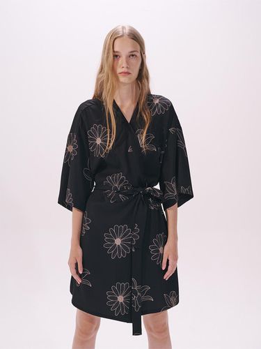 ALL OVER FLOWERS PRINTED GOWN_BLACK BEIGE - Mardi Mercredi Actif - Modalova