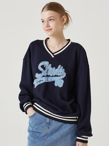 V-neck denim patch sweat shirt dark navy - Awesomestudio - Modalova