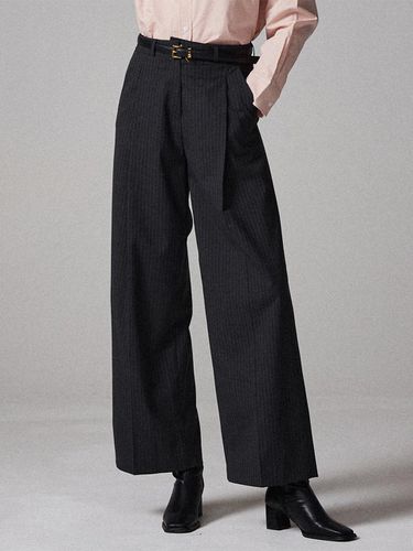 Stripe one-tuck slacks, charcoal - Awesomestudio - Modalova