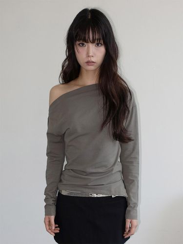 ONE SHOULDER ELASTIC T-SHIRT (MUD) - ONSKA - Modalova