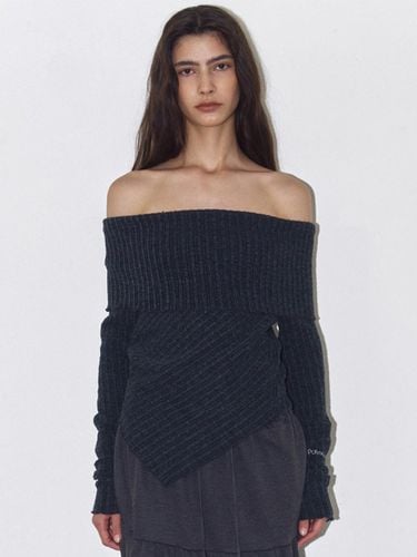 Exclusive] OFF - SHOULDER ASYMMETRIC SWEATER (CHA - Polysooem - Modalova