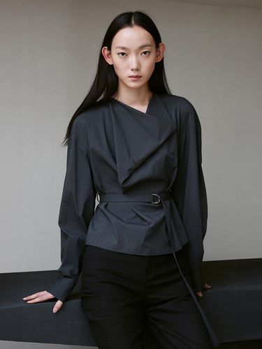 DRAPED NECK BELTED BLOUSE - RE RHEE - Modalova