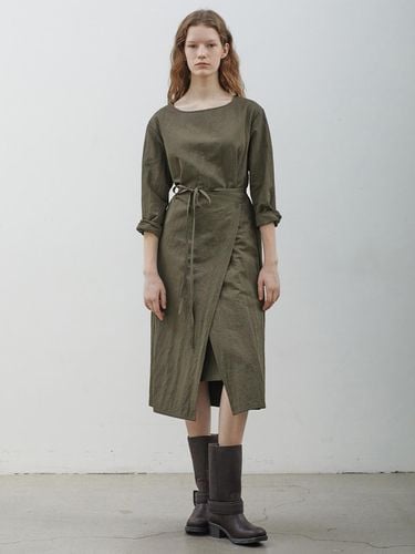 FW NYLON WRAP MIDI DRESS (KHAKI) - EVOKE ERA - Modalova