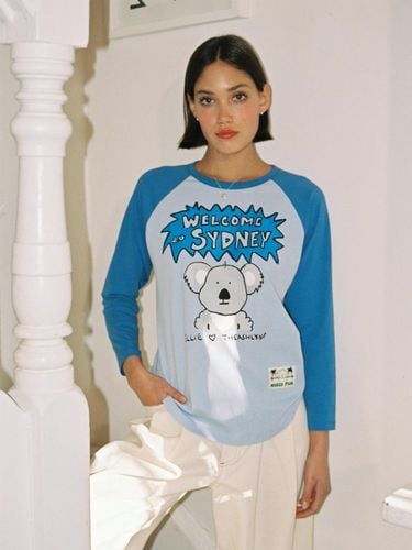 WELCOME TO SYDNEY RAGLAN T SHIRT_BLUE (2 SIZES) - THE ASHLYNN - Modalova