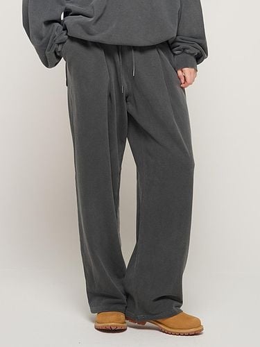 Pigment One-Tuck Wide Sweatpants (Charcoal) - CARGOBROS - Modalova