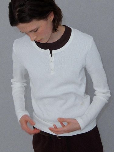 WAFFLE HENLEY NECK LONG SLEEVE T-SHIRT_MILKY WHITE - LLLDESIGNSTUDIO - Modalova