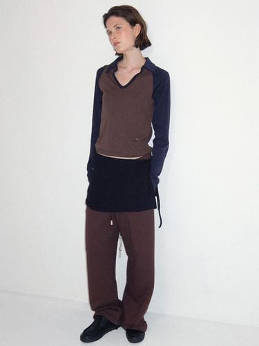 OPEN NECK RAGLAN LONG SLEEVE T-SHIRT_BROWN/ - LLLDESIGNSTUDIO - Modalova