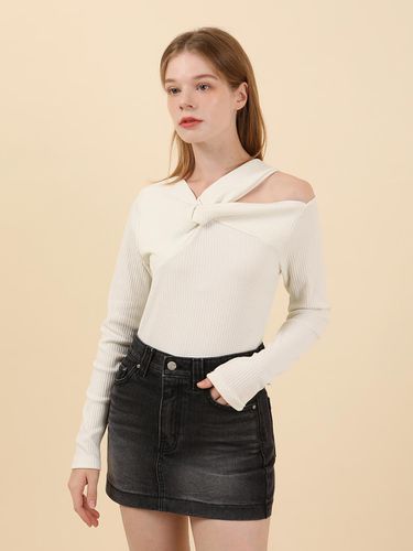 Twist Off Shoulder T shirt (Ivory) - CATTLINE - Modalova