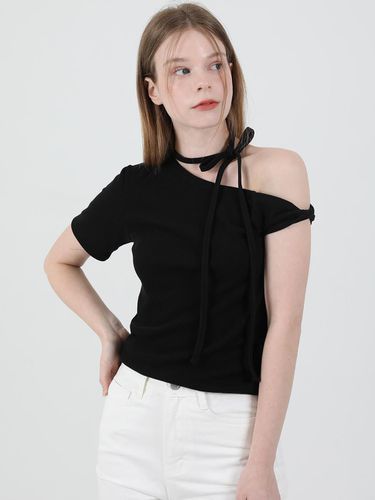 Off Shoulder Twist Half Sleeve T shirt Black - CATTLINE - Modalova