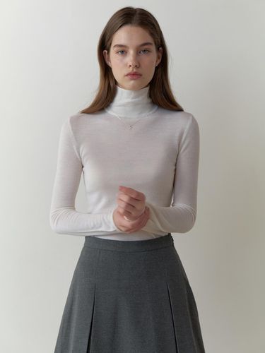 Powdery turtleneck knit (ivory) - RE_L - Modalova