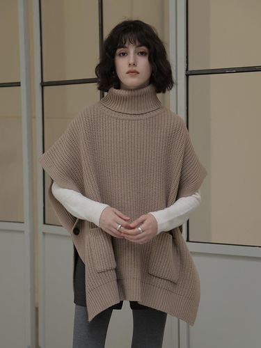 Knit Poncho (Beige) - NOMINATE - Modalova