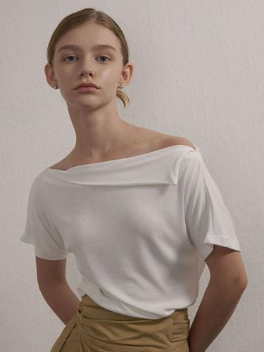 Ilusel] V-neck open off-shoulder T-shirt, white I - ILLUSELLE - Modalova