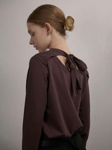 Ilusel] Back ribbon blouse, brown ILS24FABL001BR - ILLUSELLE - Modalova