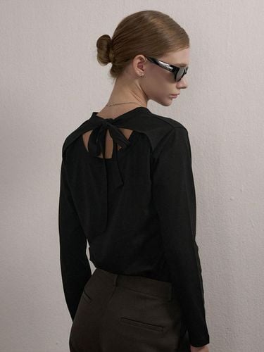 Ilusel] Back ribbon blouse black ILS24FABL001BK - ILLUSELLE - Modalova