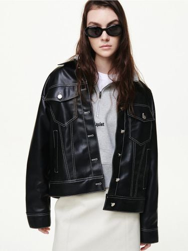 UNISEX] FAUX LEATHER TRUCKER JACKET BLACK - Bquiet - Modalova