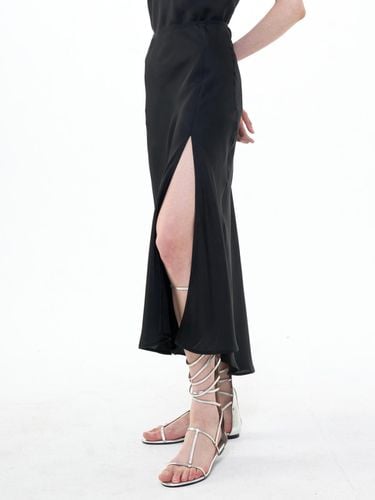 FLARED SATIN SLIT SKIRT_BLACK - Bquiet - Modalova