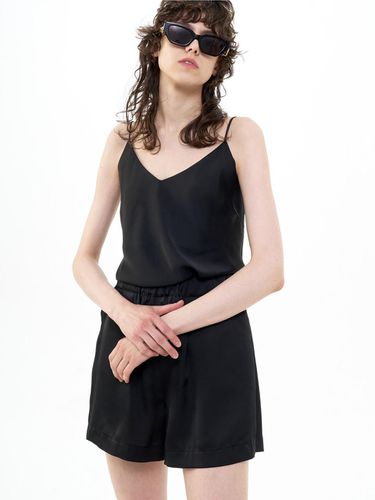 SLIT SATIN CAMISOLE TOP_BLACK - Bquiet - Modalova