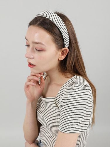 Modern Stripe HairBand (White) - CATTLINE - Modalova