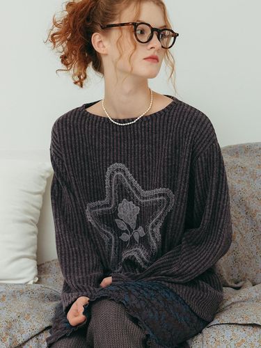 Star Graphic Long Sleeve Top - poev - Modalova