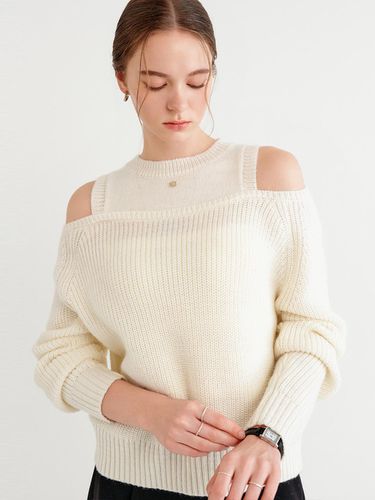 Support Cut-Out Layered Knit Top_beige / GIGI CUT - LOOKAST - Modalova