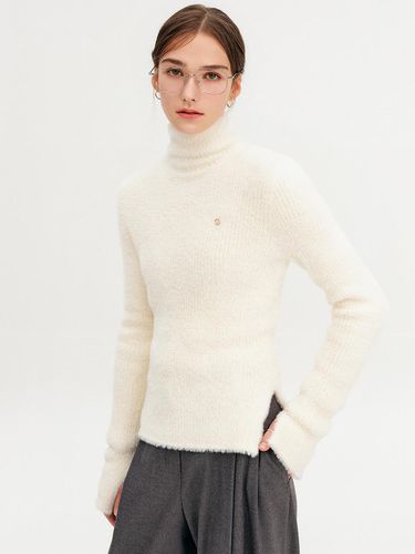 Lizzy Slit Turtleneck Knitwear Top_beige / LIZY SL - LOOKAST - Modalova