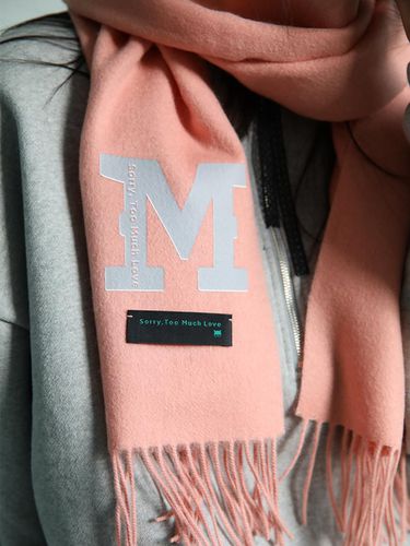 Logo Printed Wool Muffler_Pink - SORRY TOO MUCH LOVE - Modalova