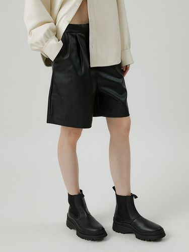 VEGAN LEATHER SHORTS [BLACK] - molliolli - Modalova