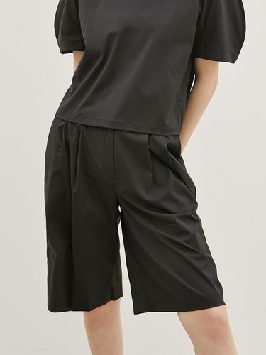 Pleated bermuda shorts_BLACK - a.riff - Modalova