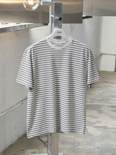 Round Neck Horizontal Stripe T-shirt [Beige] - EZIO - Modalova