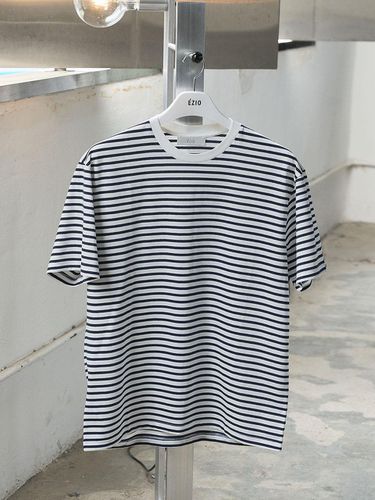 Round Neck Horizontal Stripe T-shirt [Navy] - EZIO - Modalova