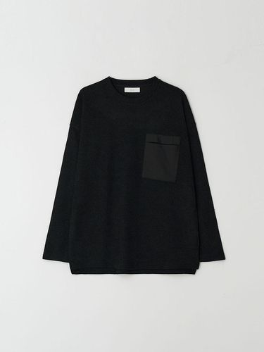 Ribbed Slim Pocket T Shirt_Black - EZIO - Modalova