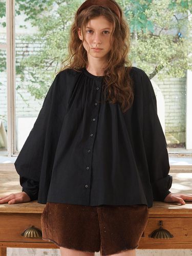 Refined Shirred Neck Blouse_BLACK - TMNN - Modalova