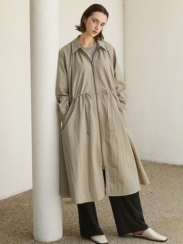 Shirring neck string long jacket_BEIGE - a.riff - Modalova