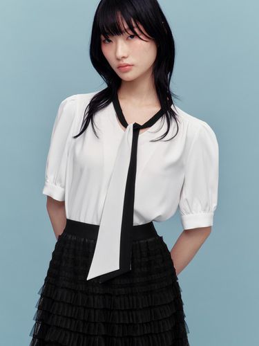 Tie puff sleeve blouse (MAEBBL06MWH) - marieclaire - Modalova