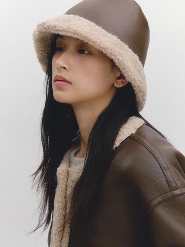 Eco Leather Reversible Shearling Bucket Hat - marieclaire - Modalova