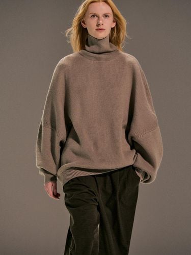 Oversized Drop Shoulder Wool Turtleneck Sweater [Mocha] - RIDIFI - Modalova