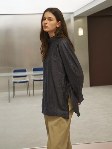 Crease Blouse (charcoal gray) - lecelona - Modalova