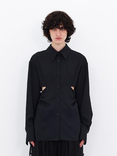 Side Cut Out Shirring Shirt_BK - J KOO - Modalova