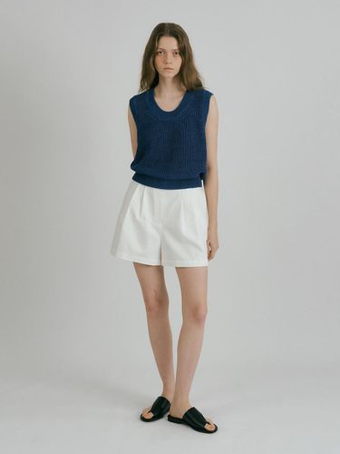 TWO TUCK LINEN SHORTS (WHITE) - Lemme - Modalova