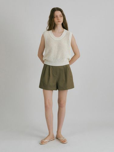 TWO TUCK LINEN SHORTS (KHAKI BROWN) - Lemme - Modalova