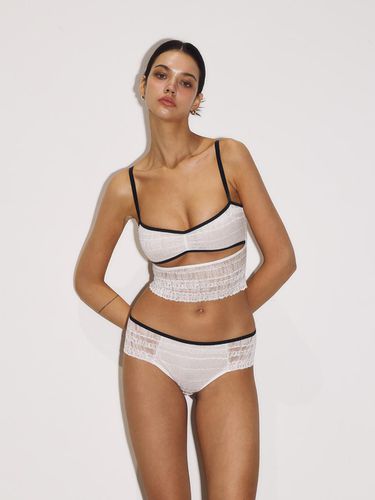 Line Lace Underboop Bralette () - VINAJ - Modalova