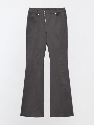 FRONT POINT SLIM BOOTS CUT PANTS - YUSE - Modalova