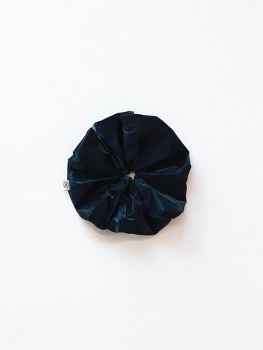 TWO TONE SCRUNCHIE (NAVY) - H8 - Modalova