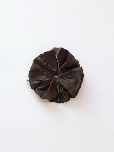 TWO TONE SCRUNCHIE (CHOCOLATE) - H8 - Modalova