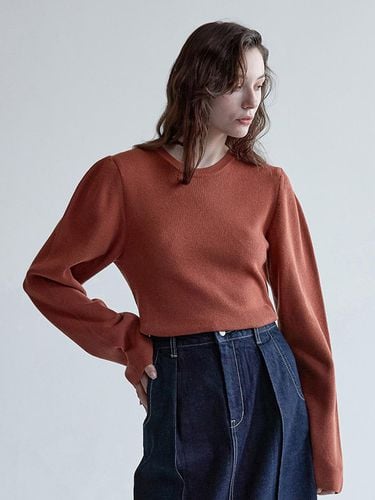 ROUND SLEEVE KNIT PULLOVER_BRICK - mu:arvo - Modalova