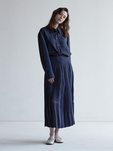 SHINING LONG PLEATS SKIRT_NAVY - mu:arvo - Modalova