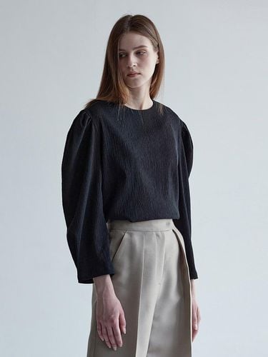 VOLUME SLEEVED BLOUSE_BLACK - mu:arvo - Modalova